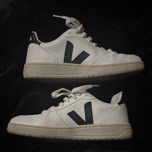Veja women’s White and Black Sneakers, size 6